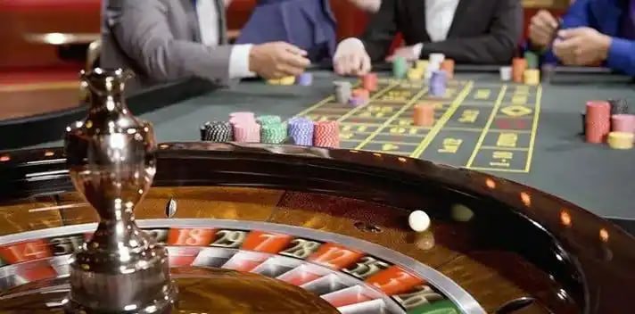Tangkapan layar aplikasi kesawanbola menampilkan permainan slot Aviator dan menu kasino langsung