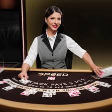Meja Blackjack langsung dengan dealer dan pemain di kesawanbola