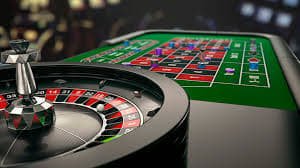 Roda Roulette berputar dengan bola di meja Live Casino kesawanbola