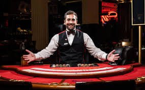 Layar utama aplikasi mobile kesawanbola menampilkan permainan slot dan kasino langsung